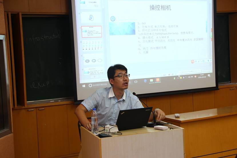 clip_image003.jpg 校党委宣传部刘畅老师为高分子系志愿者讲授新闻摄影实务