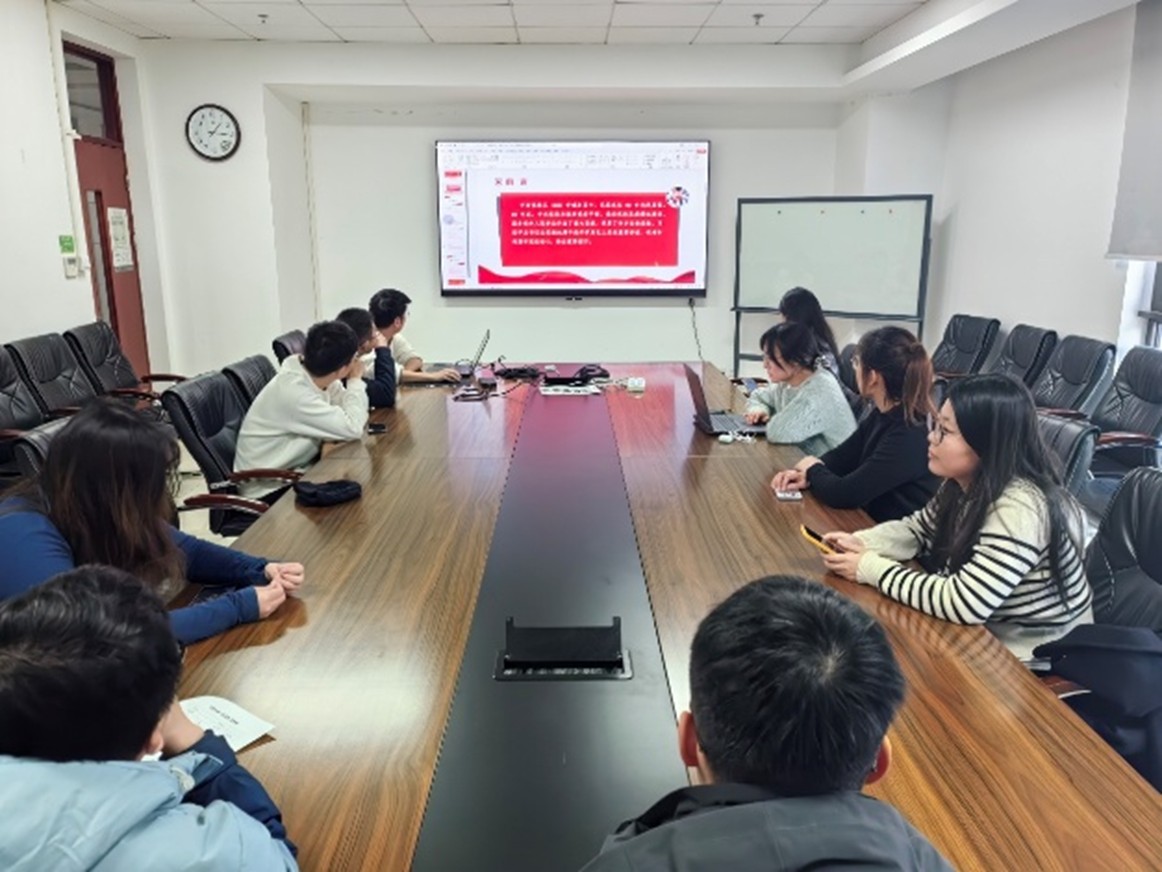 会议室里的人们 描述已自动生成